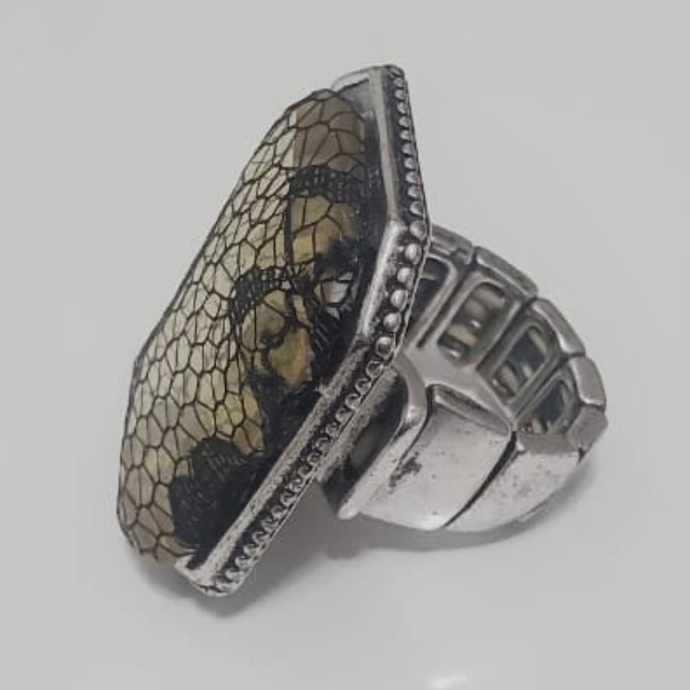 Vintage Resin Rock Ring. 🌴